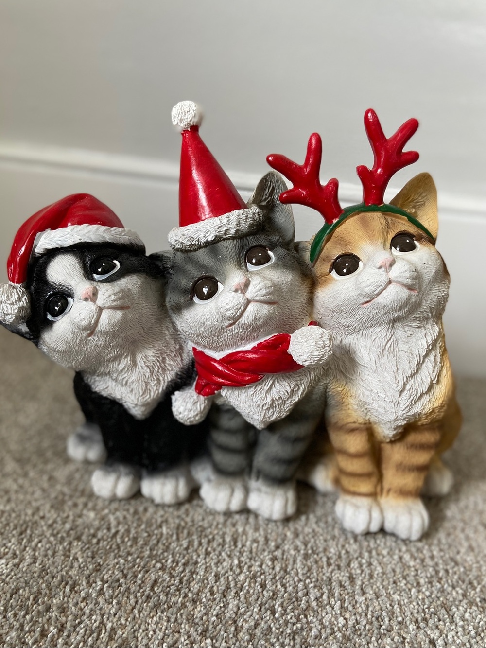 NWOT Christmas Holiday Cat Trio Resin Statue Decor TJ Maxx - Picture 15 of 15